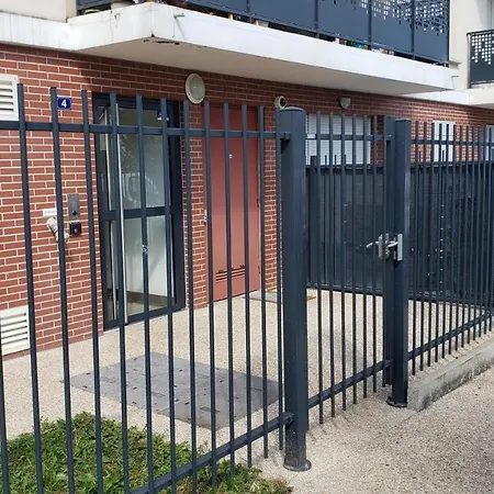Apartment Centre: Rer C Proximity, Balcony & Hospital View Arpajon