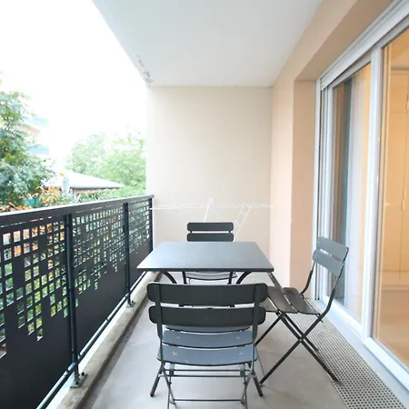 Centre: Rer C Proximity, Balcony & Hospital View Apartment
