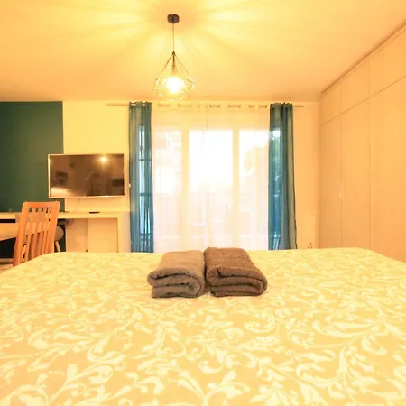 Centre: Rer C Proximity, Balcony & Hospital View *